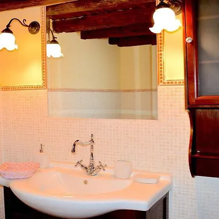 Contessa Media, Central Spoleto, Sleeps 4